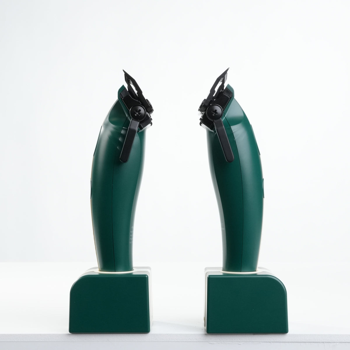 https://cdn.shopify.com/s/files/1/0937/0153/8155/files/WEBSITE_BARBER_TOOLS-09805.jpg?v=1772658616